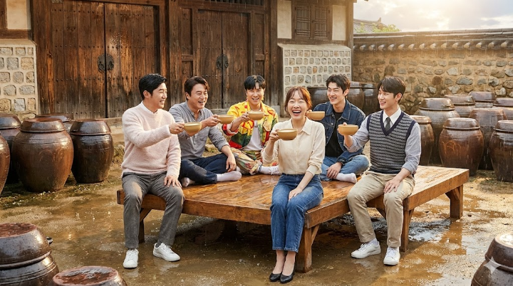 비가 갠 뒤 양조장 평상에 둘러앉아, 다 같이 막걸리 사발을 들고 환하게 웃고 있는 형수와 5형제