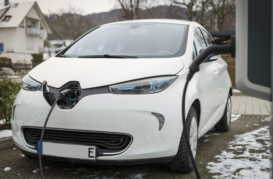 전기차가 충전되는 장면