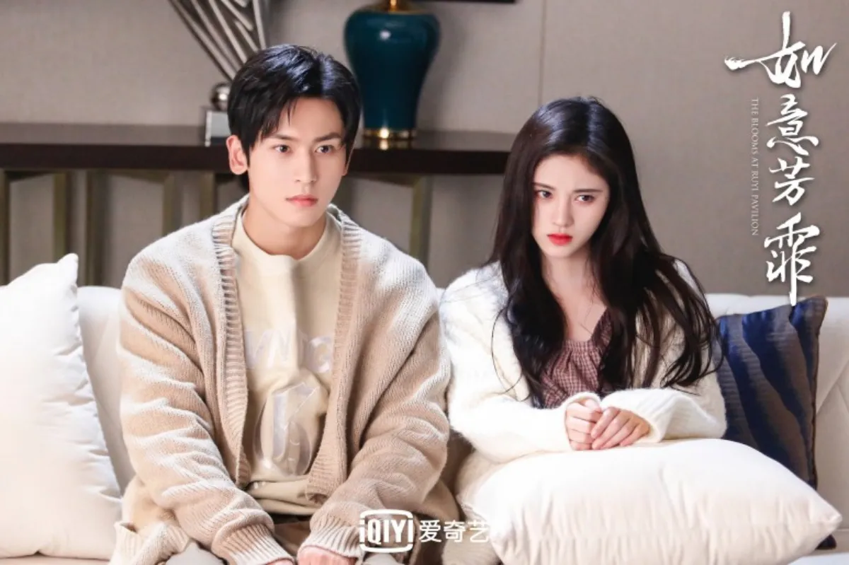 여의방비-외전-이미지-흰옷입고-한곳을-노려보는-두사람