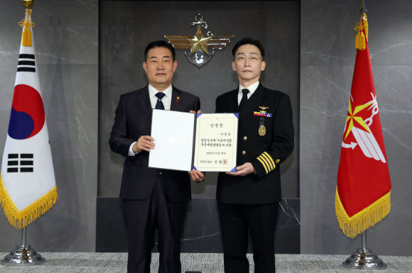 신원식 국방부장관(사진 왼쪽)이 27일 국방부 청사에서 이국종 교수에게 국군대전병원장 임명장을 수여하고 있다. [사진=국방부]