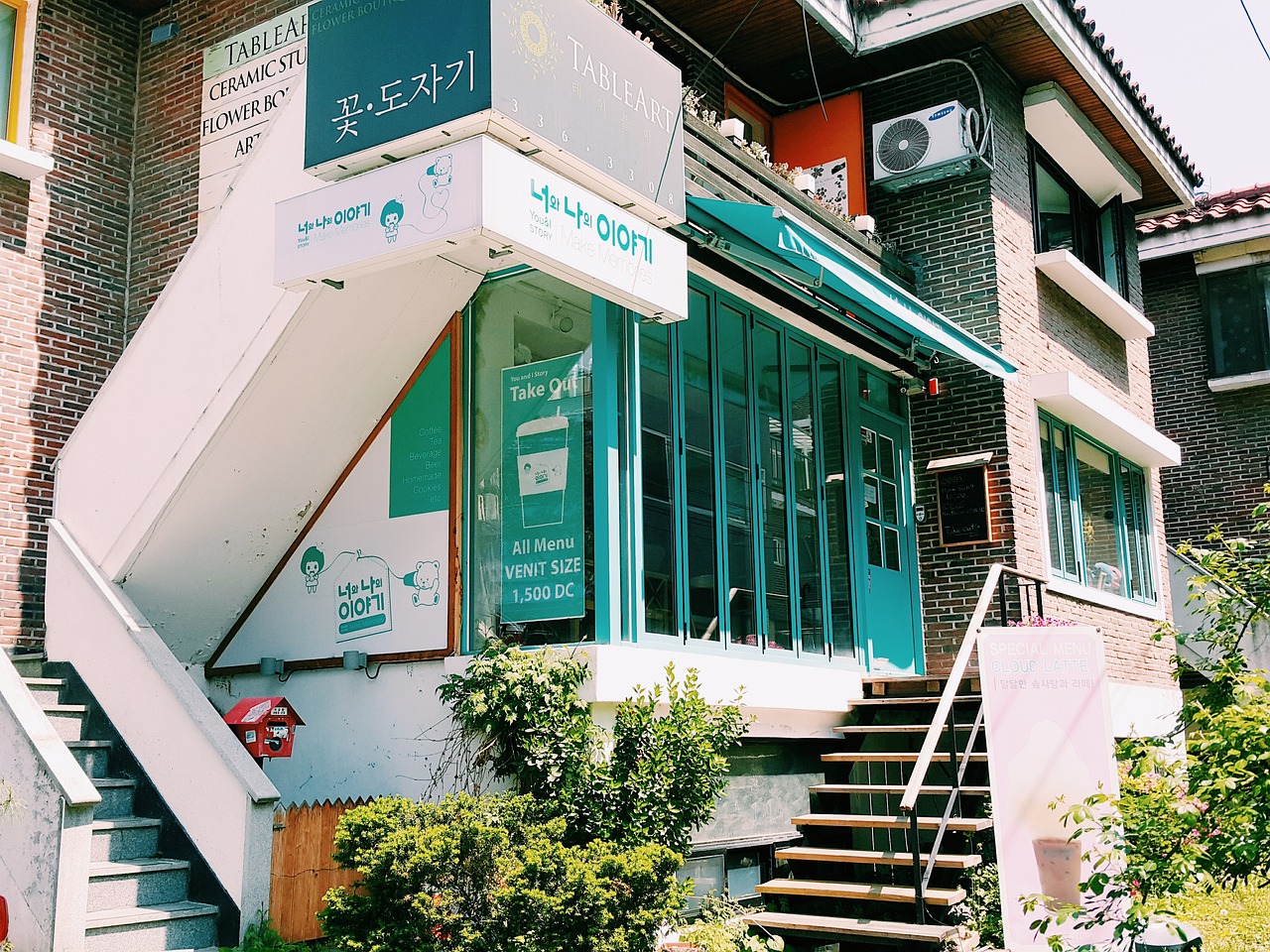 홍대 젊음의 거리에 있는 감성적인 카페 전경