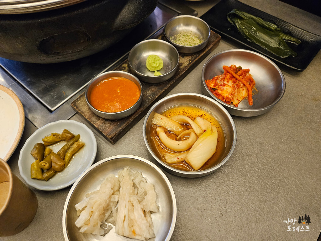 강남역 육품 밑반찬 세팅