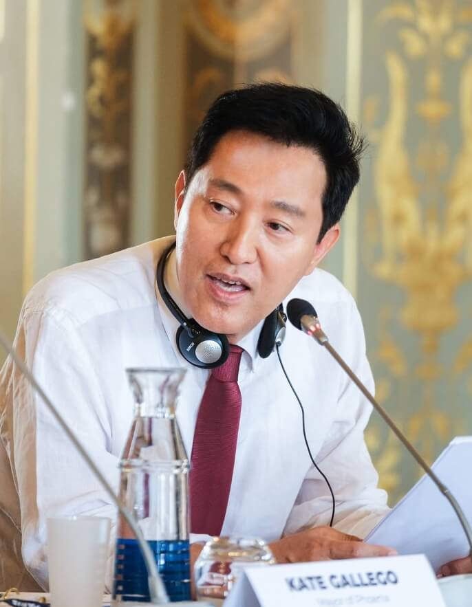 마이크앞에앉아있는-넥타이를멘-남성의모습