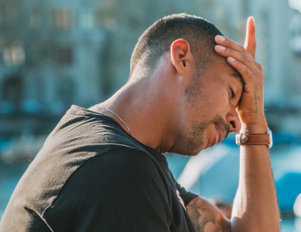 발기부전으로 인해 우울해하고 있는 남성의 모습입니다.