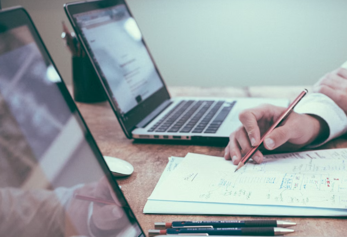 미국-ETF-서류와-펜-사람-손