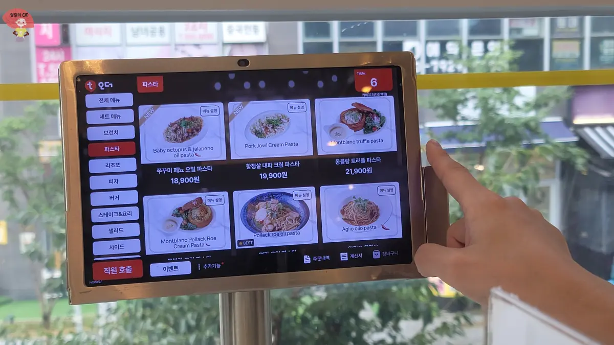경기-남양주-다산-브런치-카페-37.5-태블릿-파스타-메뉴을-살피는-중