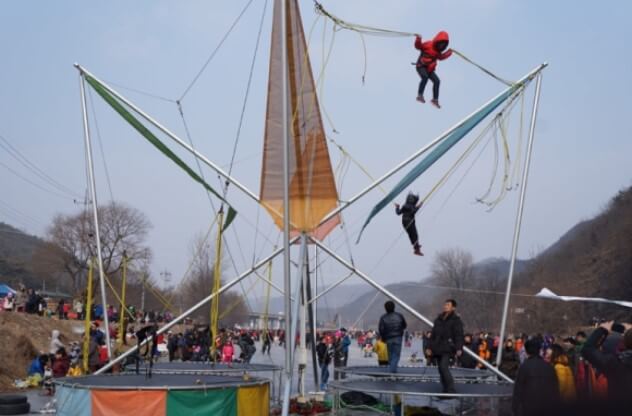 안동 암산얼음축제&amp;#44; 썰매&amp;#44; 빙어낚시&amp;#44; 송어잡기&amp;#44; 자연 그대로의 아름다움을 간직한 안동 암산에서 개최되었습니다.