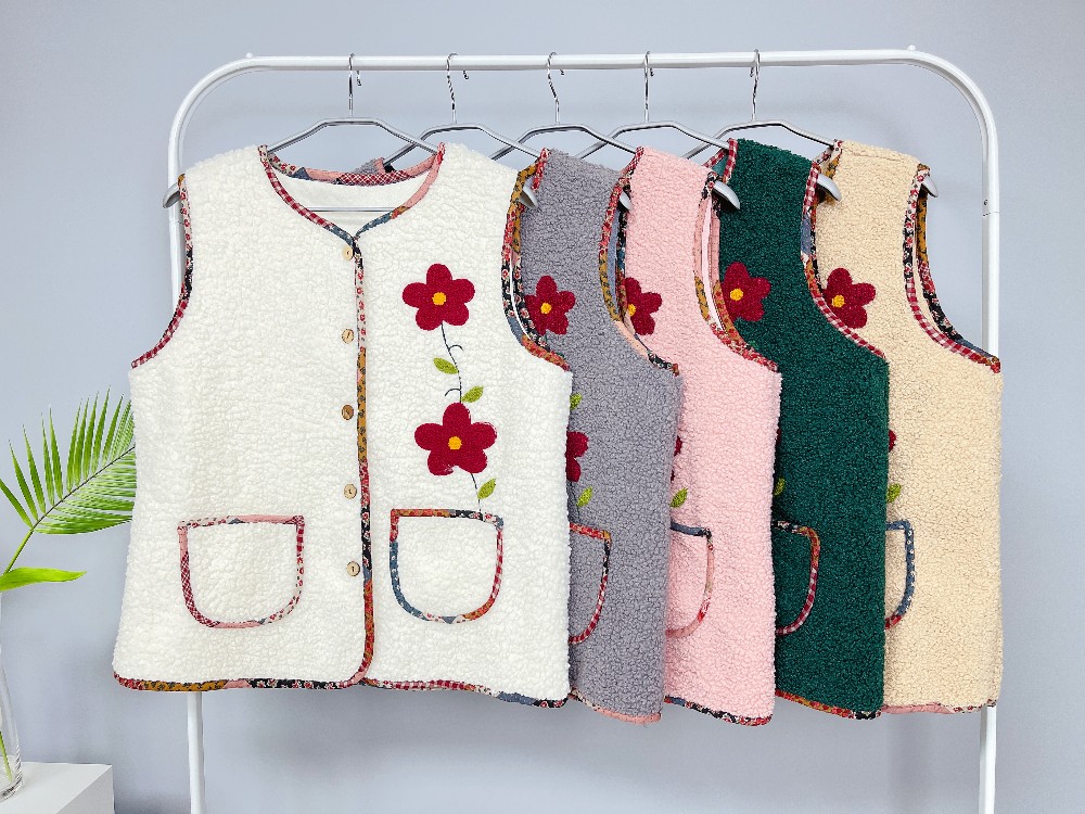 뽀글이 양털조끼 자수 엄마 조끼 겨울 따뜻한 빅사이즈 엄마옷 할머니옷 간절기 털조끼 선물