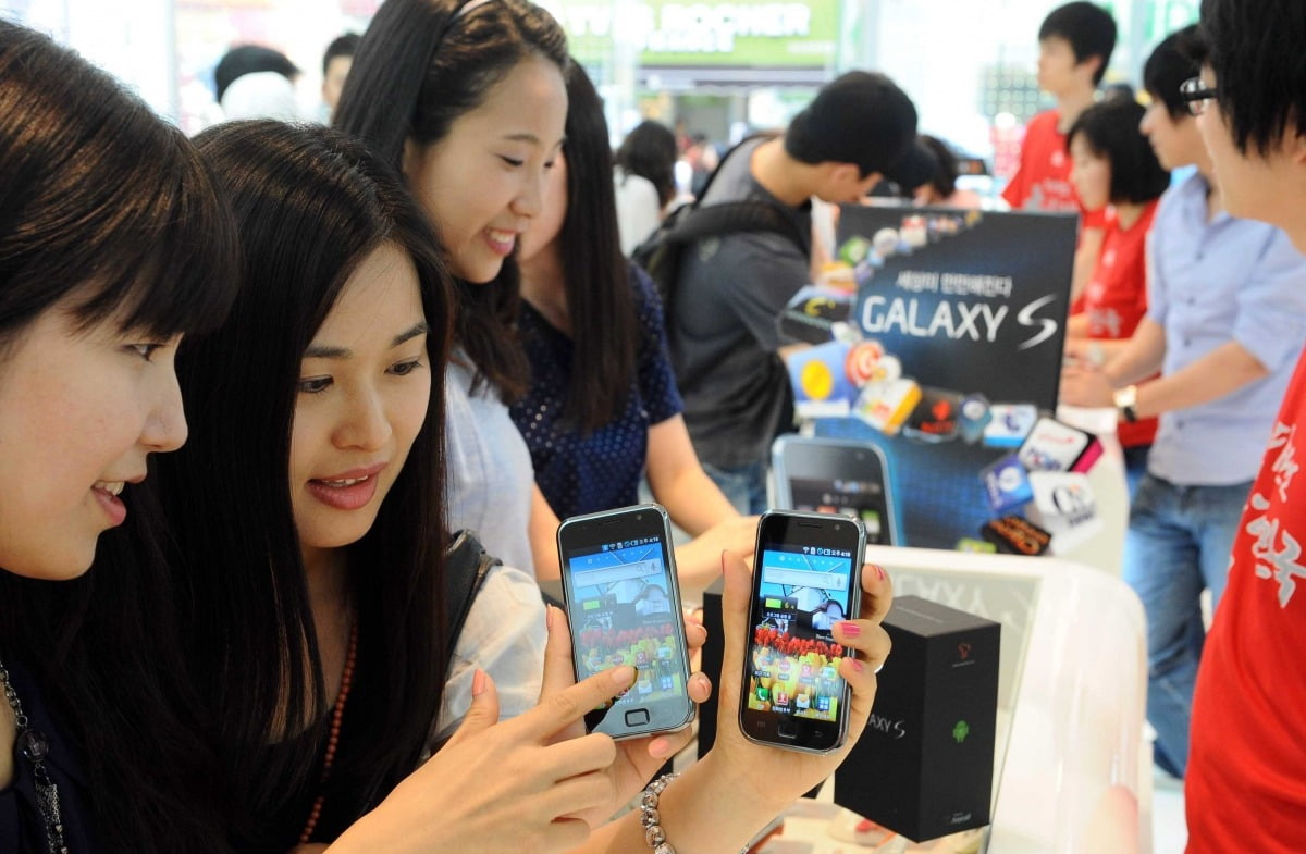 고객들이 2010년 6월 출시한 갤럭시S를 살펴보고 있다.