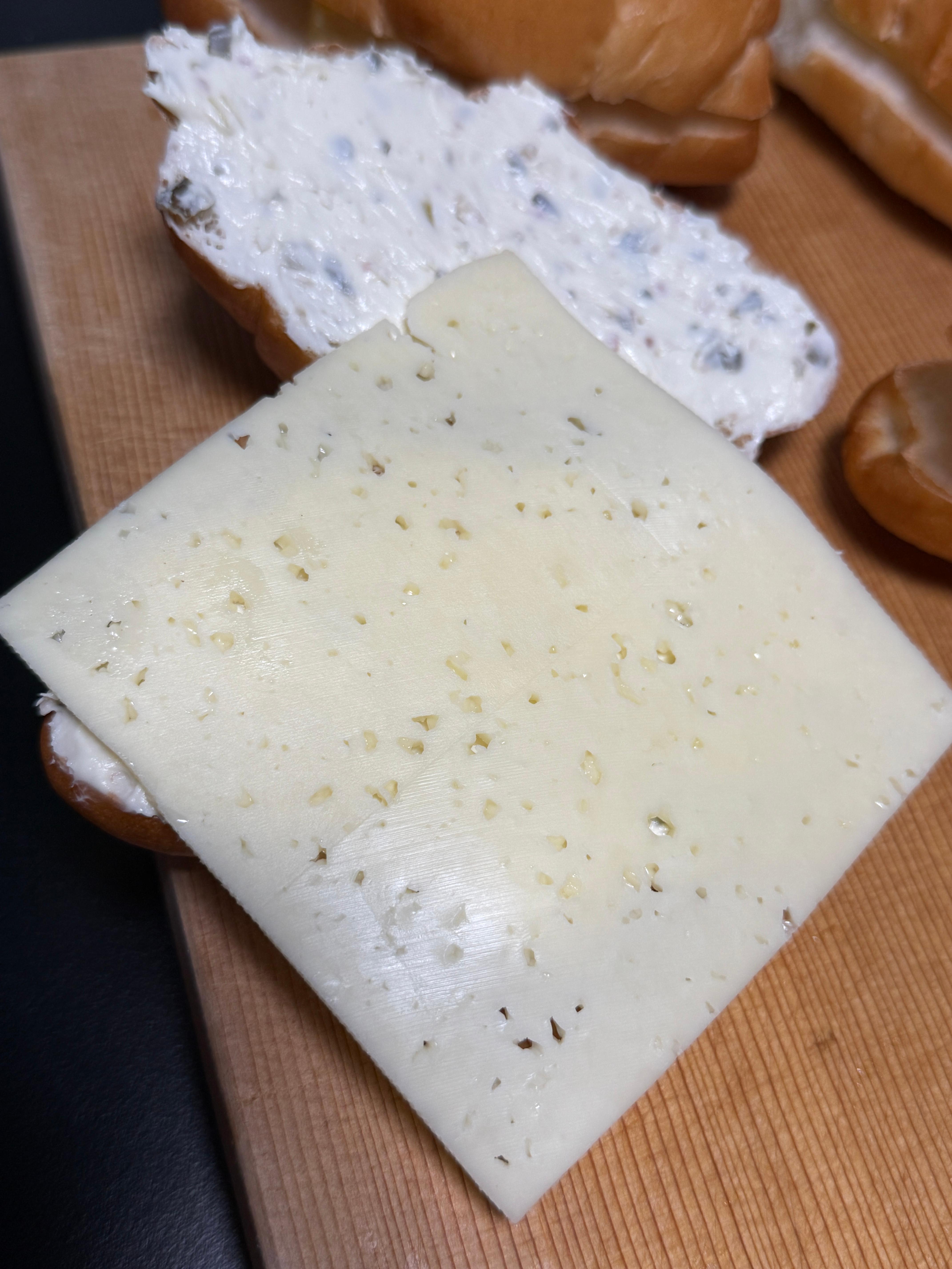 하바티 치즈가 올라간 소금빵