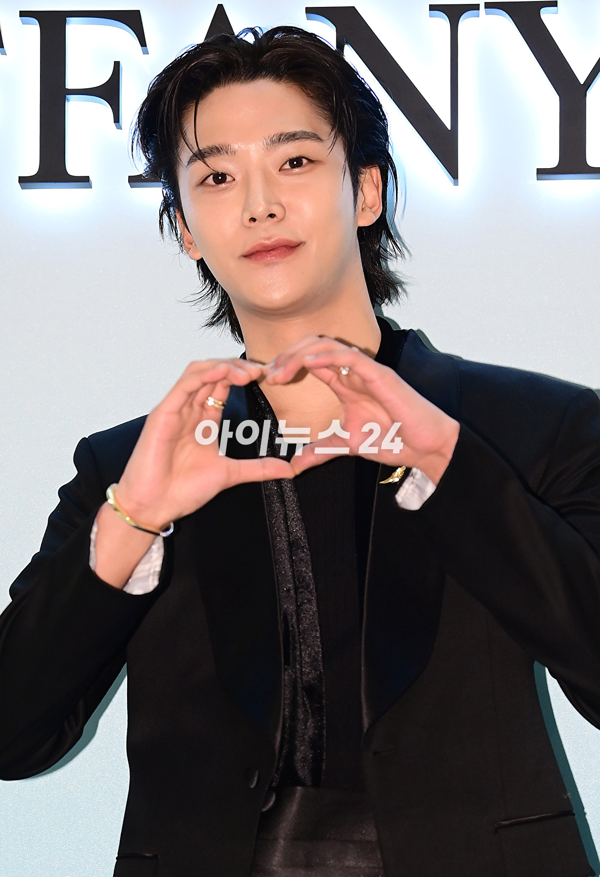 배우 로운이 14일 서울 잠실 롯데월드타워몰에서 열린 한 주얼리 브랜드 팝업 스토어 행사에 참석하고 있다. [사진=정소희 기자]