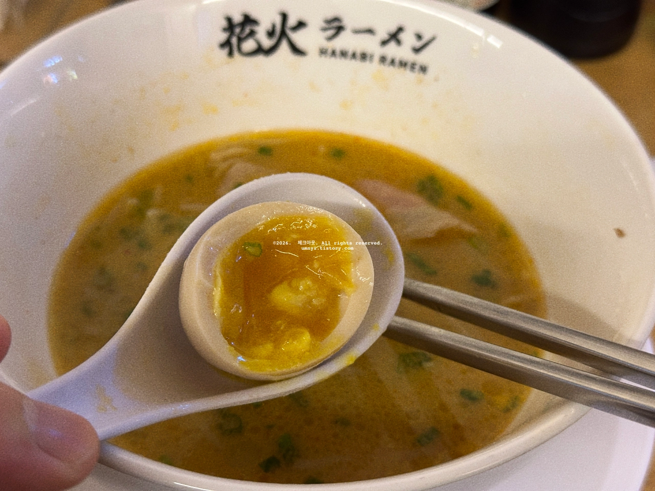 수원 인계동 나혜석거리 일본 라멘 맛집 추천 하나비라멘 식당에서 주문한 미소라멘을 촬영한 사진