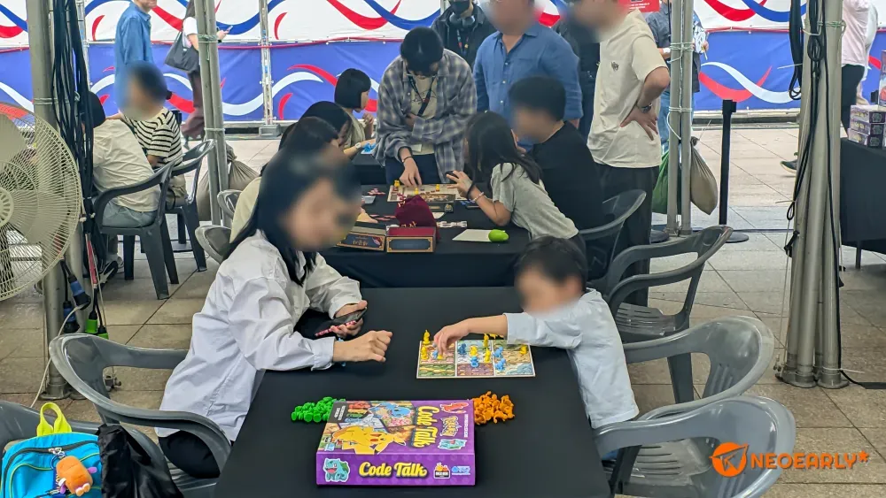 보드 게임의 묘미에 빠져든 가족들 ⓒ 김정균