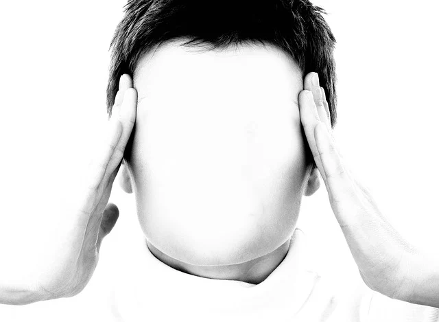 양손으로 양쪽 이마에 스트레스를 표함
