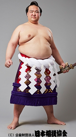 제자의 활약에 기뻐하는 니쇼노세키 오야카타 (전 요코즈나명 키세노사토)