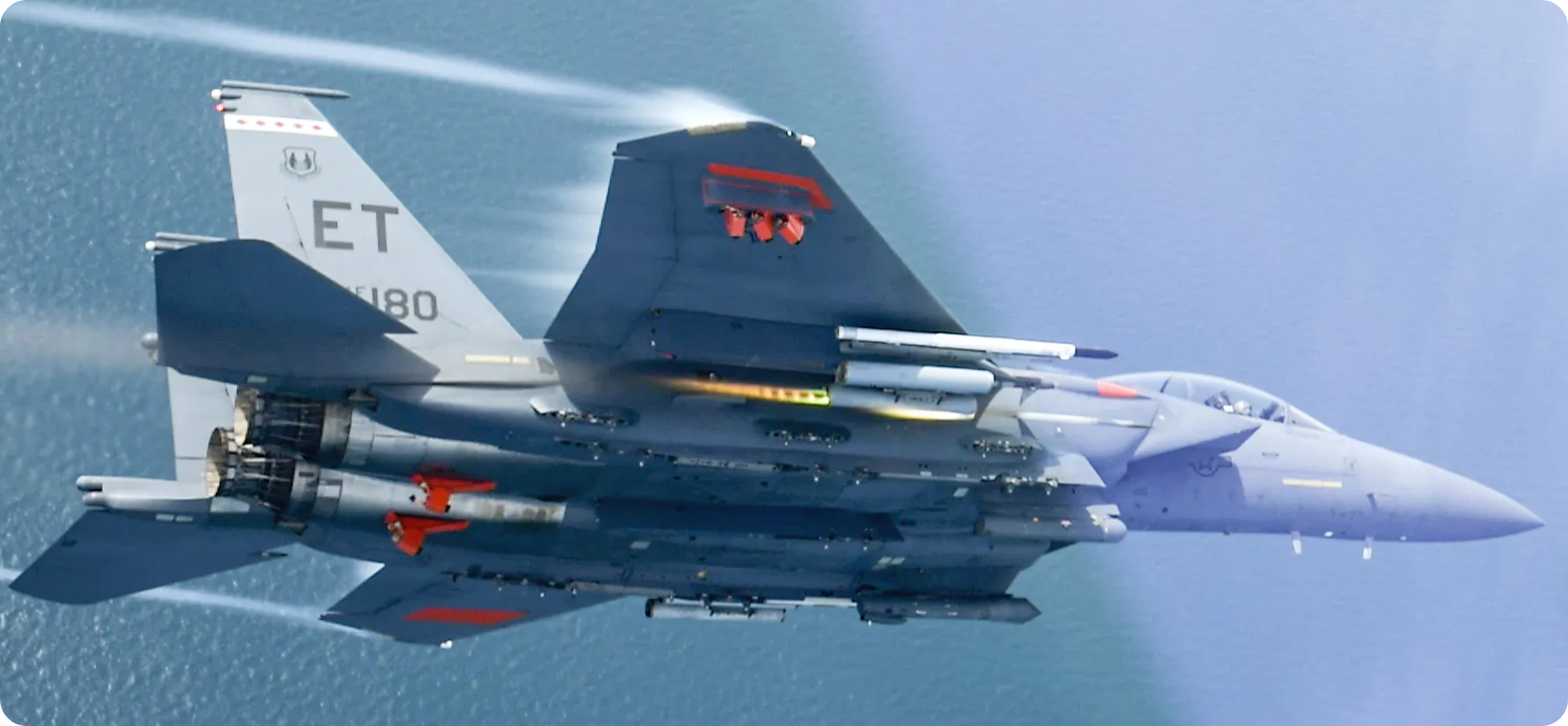 APKWS II 로켓을 발사하고 있는 F-15E 스트라이크 이글 전투기의 모습