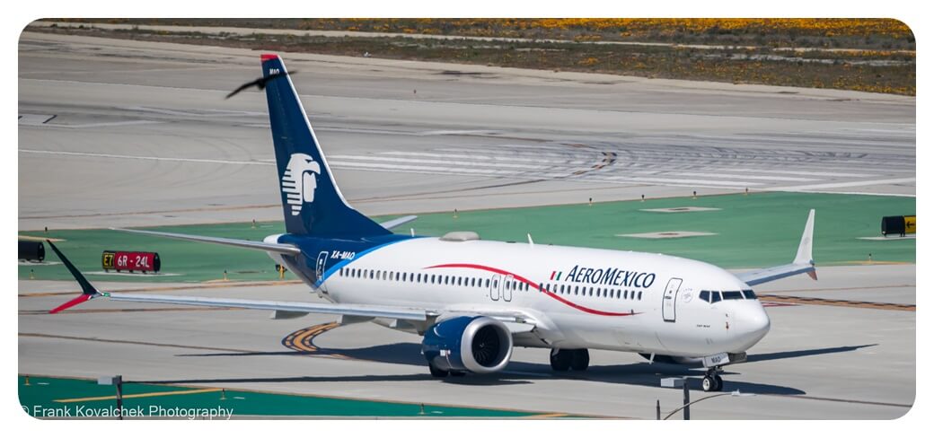 아에로멕시코 B737MAX 비행기가 공항에 있는 모습을 찍은 사진