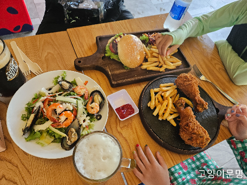 점심 해결 - 역시나 우리나라 놀이공원 특유의 바가지요금은 안 느껴졌다.