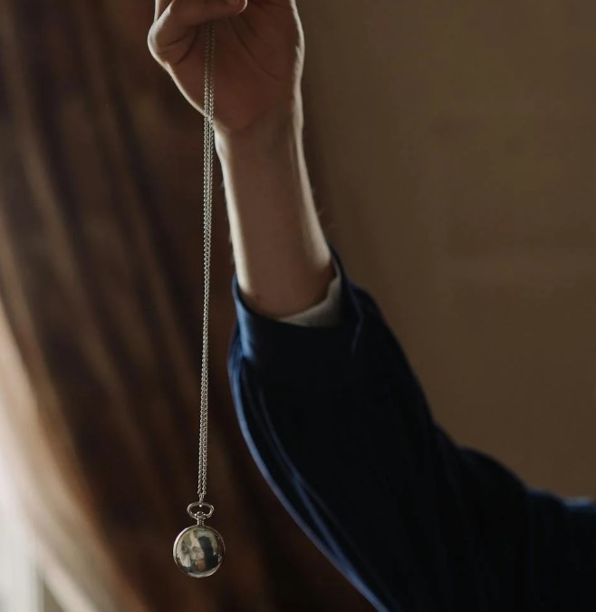 명상과 최면요법의 유사점과 차이-의식의 확장과 치유의 두 길