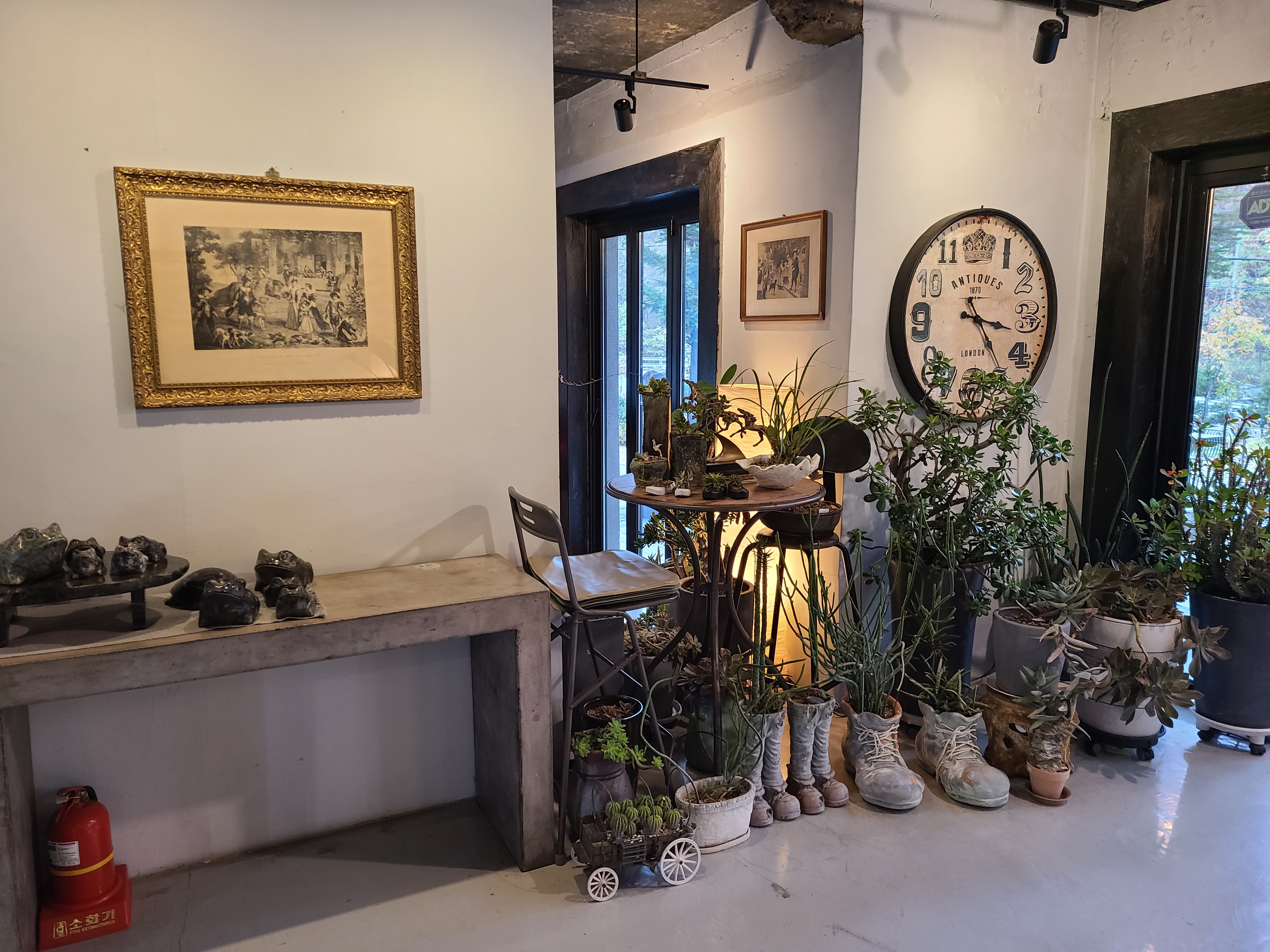 카페 아우로라 내부 로비 인테리어