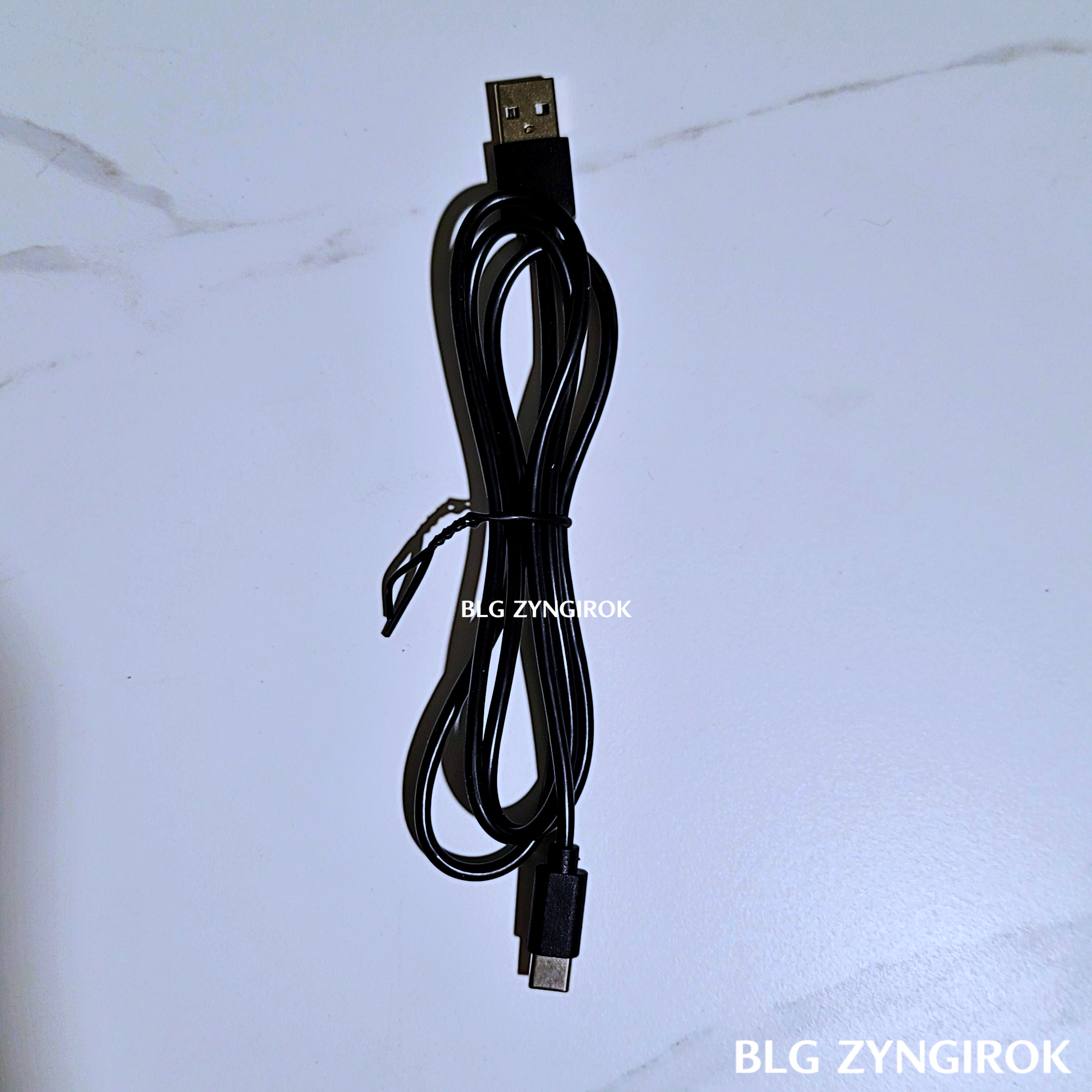 키보드 케이스를 충전할 수 있는 USB 케이블이다.