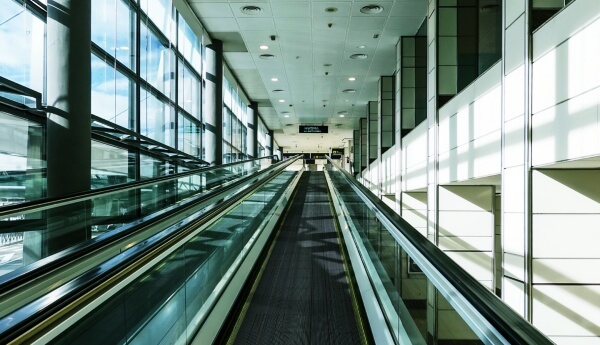 에스컬레이터가-설치된-지하철역사