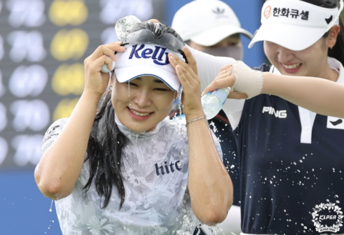 KLPGA 투어 제주 삼다수 마스터스 최종라운드 우승을 거둔 윤이나를 축하해주는 동료 선수들의 물 세례