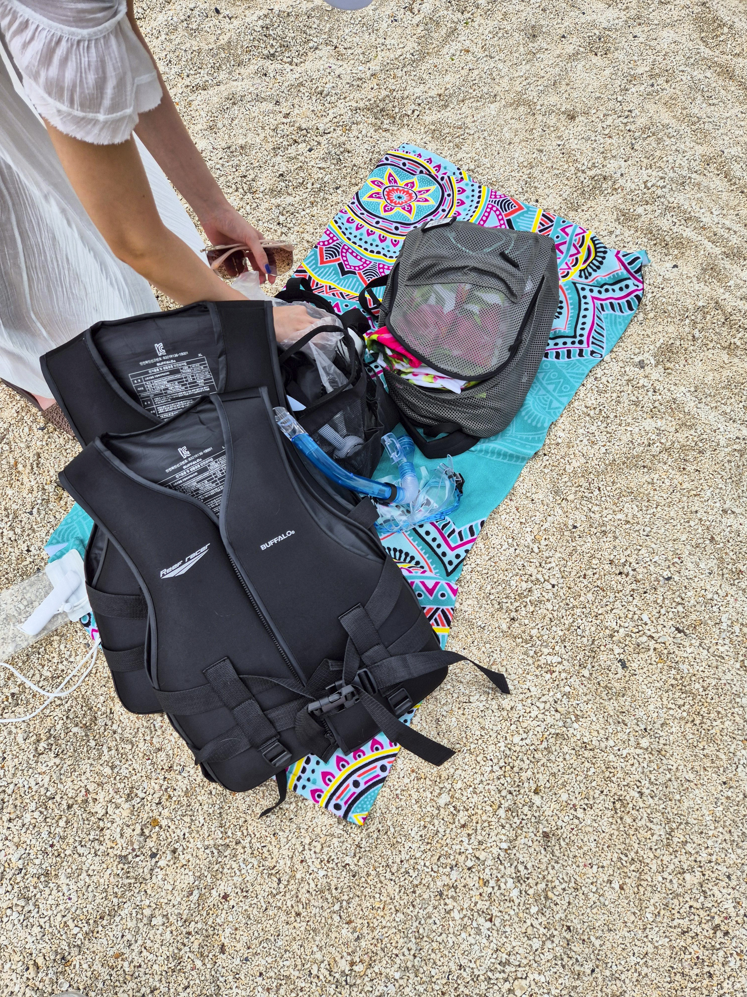 산호해수욕장에서 스노쿨링 준비하는 모습