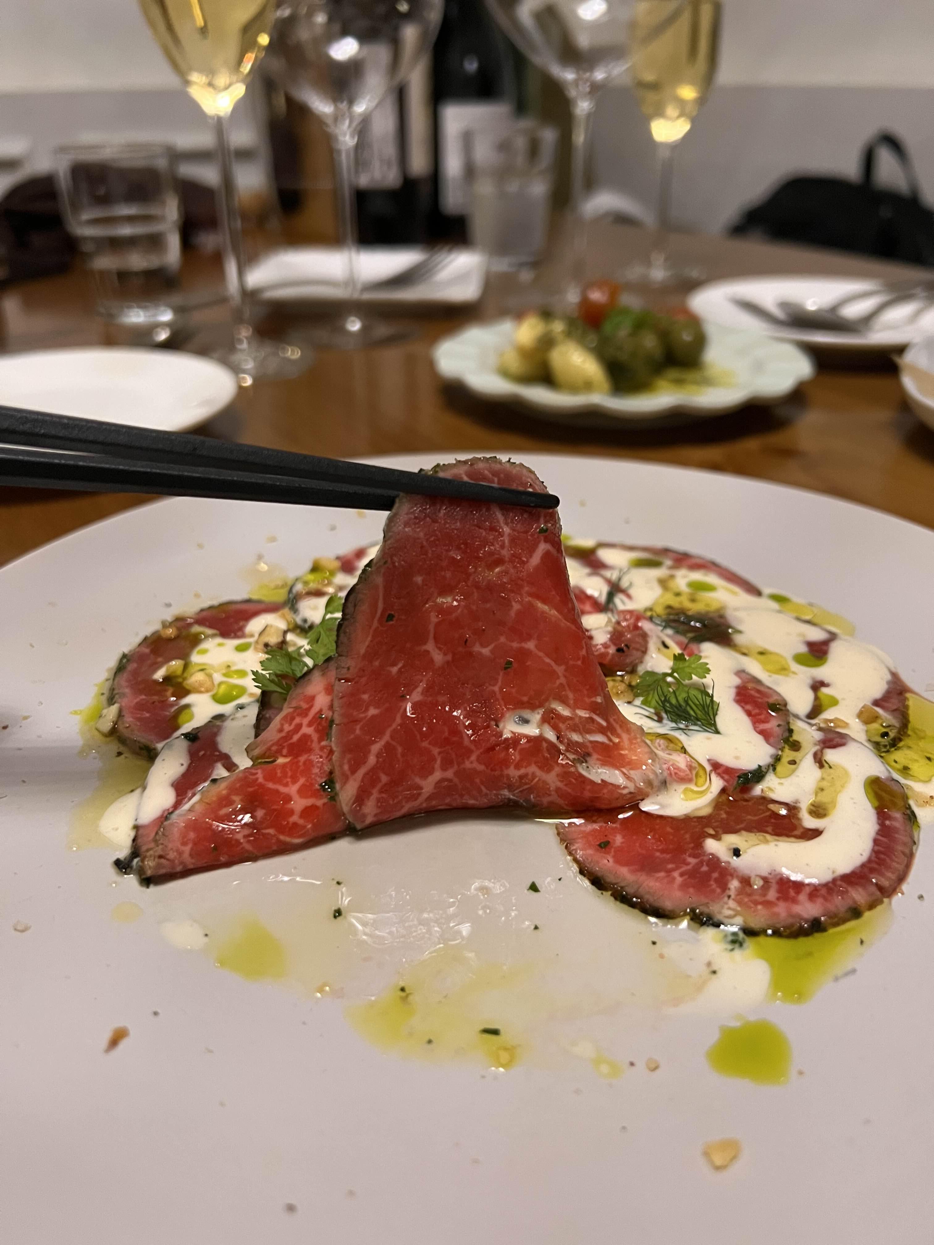 마블링이 촘촘한 한우카르파초. 투뿔한우 안심 100g인데 25,000원이다.