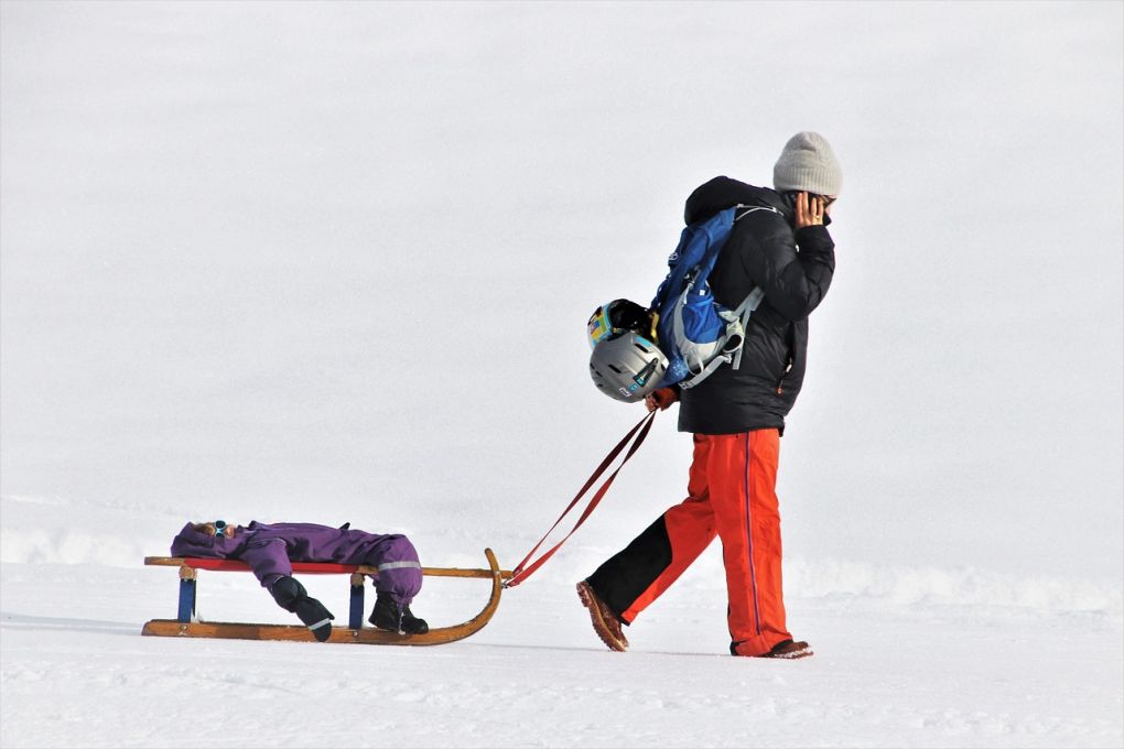 고된 일정으로 피곤해하는 사람과 관련한 사진