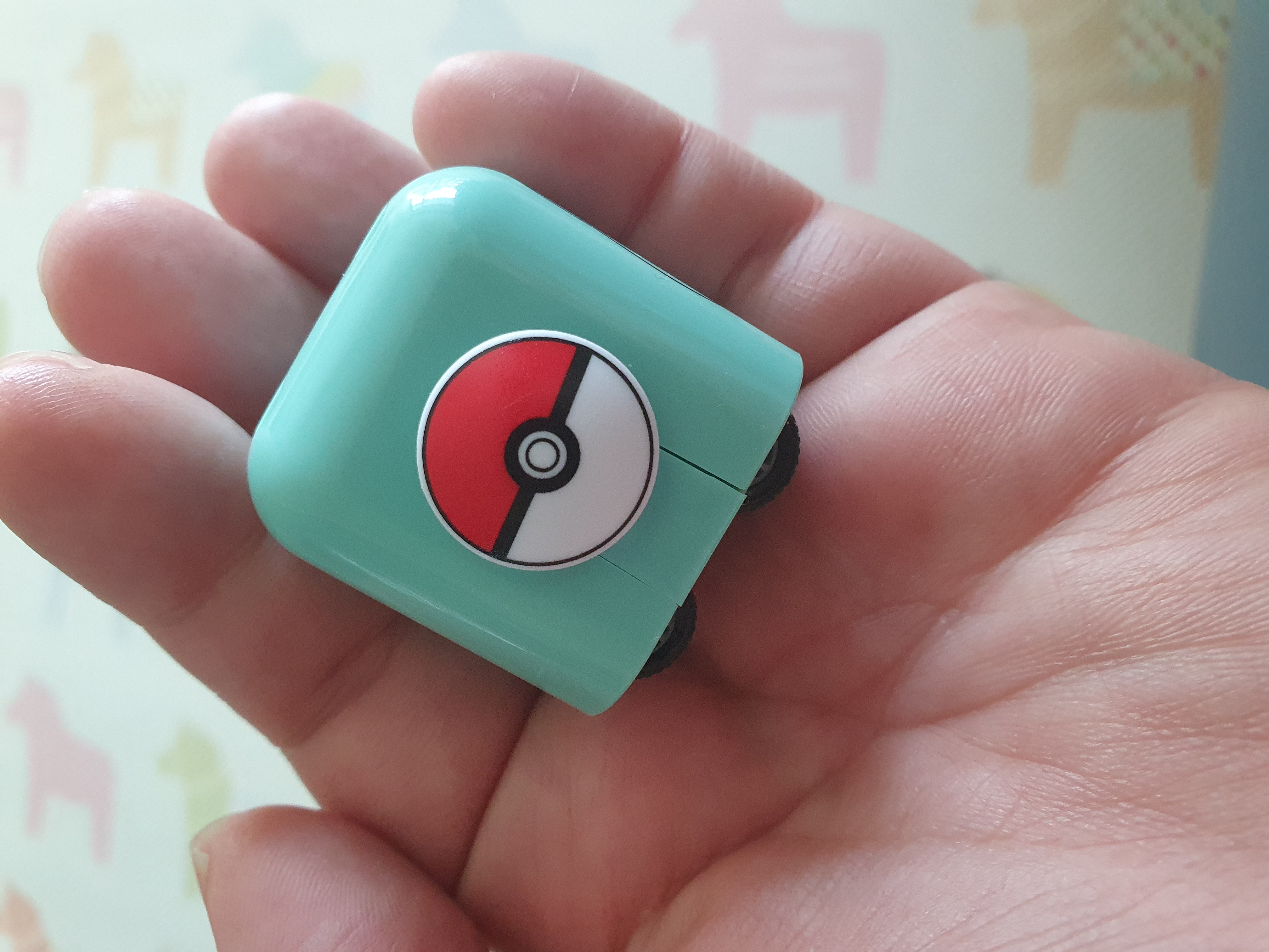 포켓몬 큐브카 포켓몬볼도 붙어 있다..