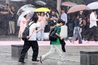 광주 소나기 가능성 비 올 때 운전 속도와 시야 확보_15