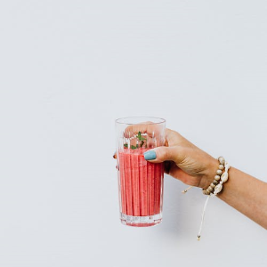 수박 스무디( Watermelon Smoothie)를 담긴 유리잔을 들고 있는 손 이미지