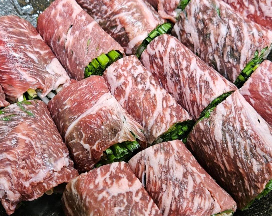 철판위에 굽기 시작한 6시내고향 원주 한우고기말이