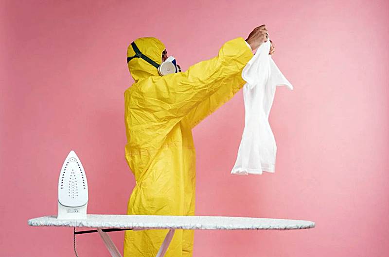 방독면와-보호구를-착용하고-생활하는-모습