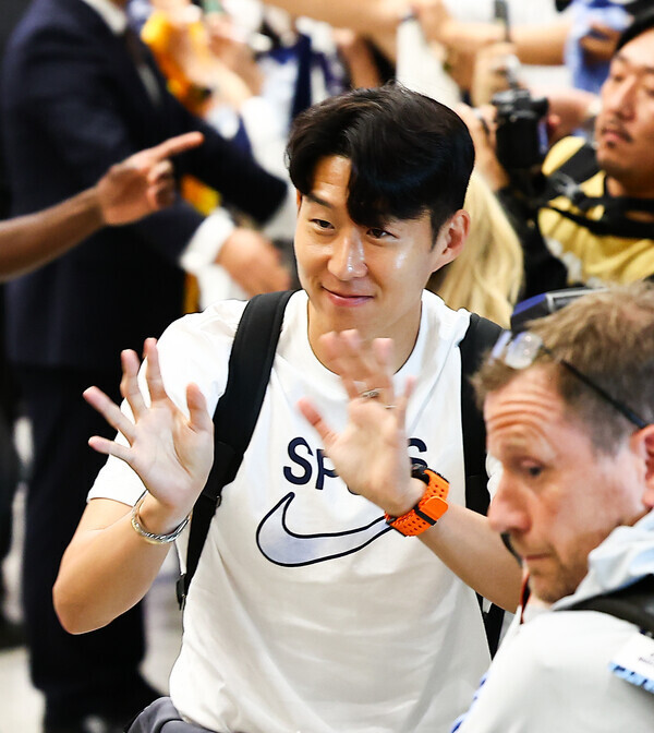 갤럭시 워치 울트라 차고 온 손흥민 입국!