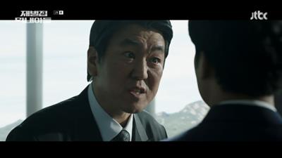 부회장하고 말다툼을 하고 있는 회장 사진입니다.