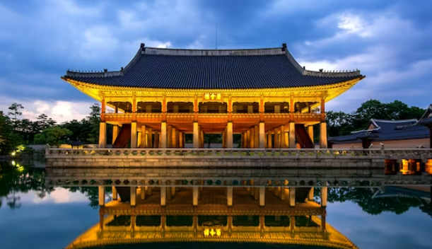 저녁에 물에 비치는 모습의 창덕궁