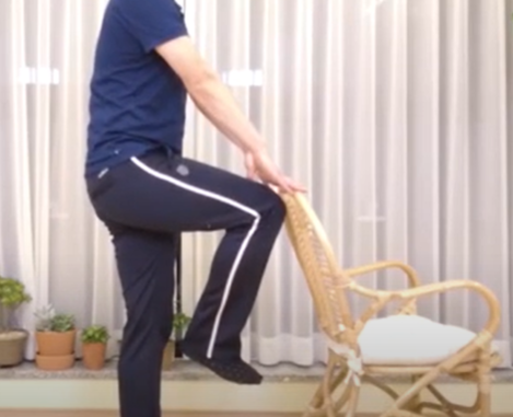 의자 한발서기 운동 이미지사진