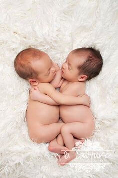 쌍둥이-낳는-꿈-쌍둥이가-마주보며-서로-껴안고있는-자세