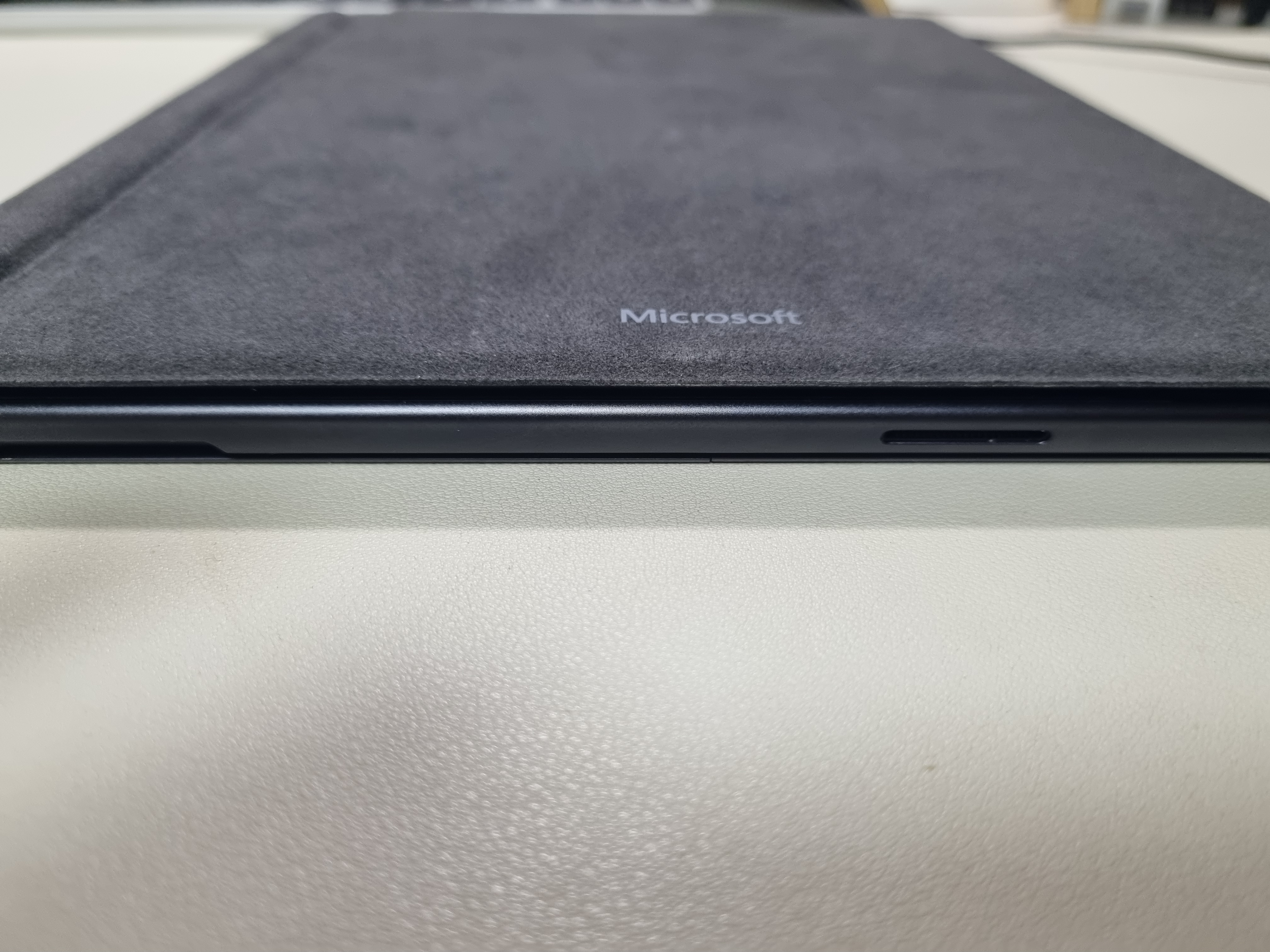 서피스 프로 9 옆면 사진