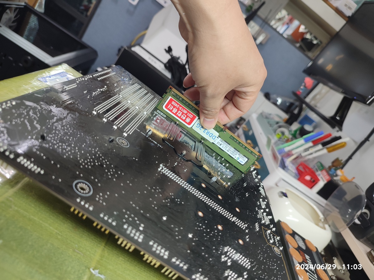 메모리를 올려서 휘어진 정도를 확인하고 있습니다.