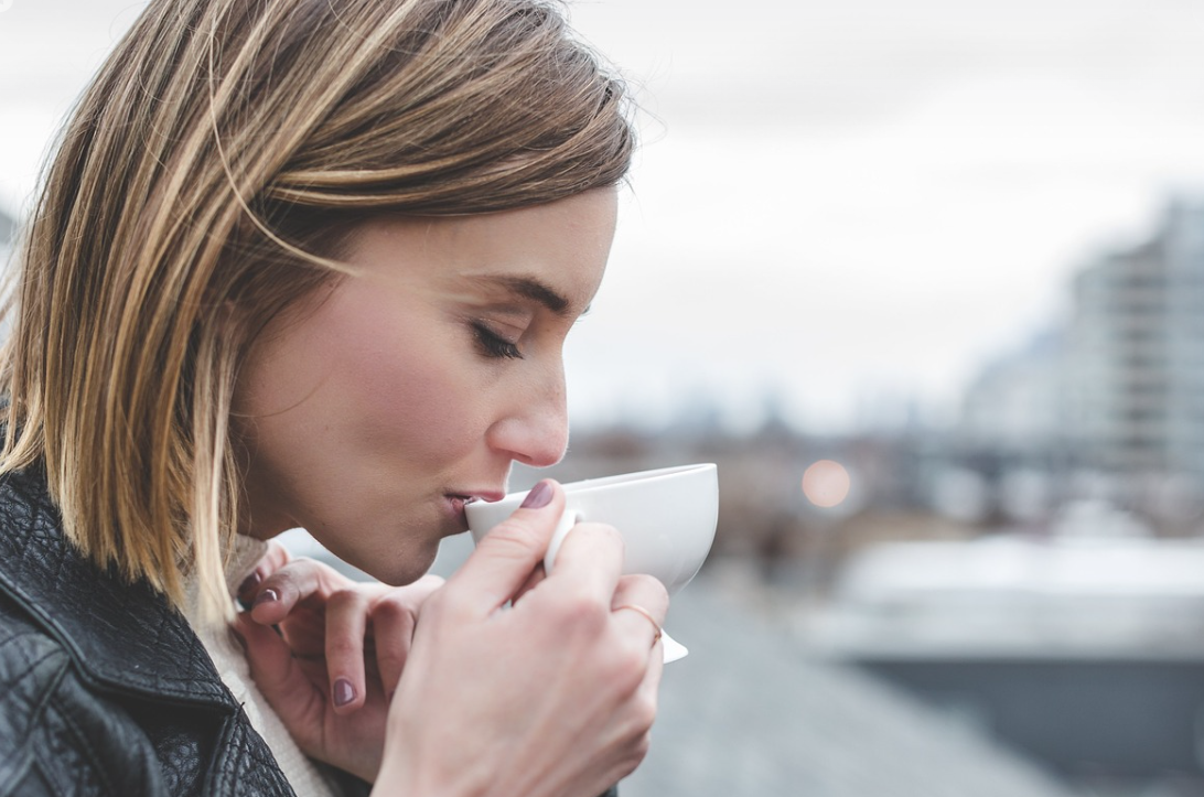 찻잔에 마시는 이미지