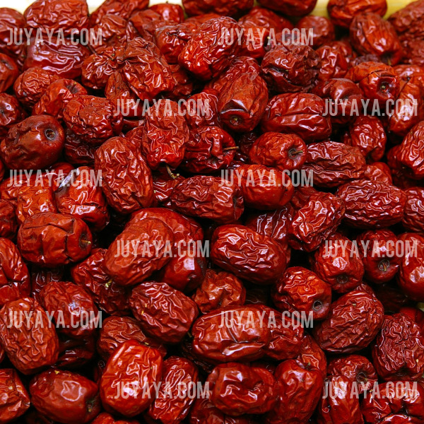 다양한 크기의 붉은빛 말린 대추가 가득 모여 있는 모습. 겨울철 건강을 위한 제철 과일.