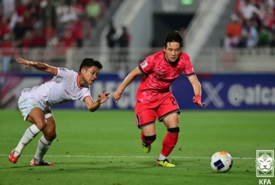 파리-빨간 유니폼을 입은 한국선수와 흰유니폼 인도네시아 선수가 서로 공을 쫓는 모습