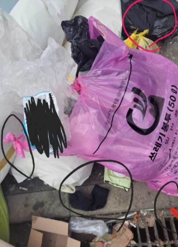 남이 버린 종량제 봉투를 뜯어 쏟아내고 자신의 쓰레기를 넣은 사람이 있다는 사연이 알려졌다. 사진은 사연 속 종량제 봉투 모습. [사진=온라인 커뮤니티 캡처]