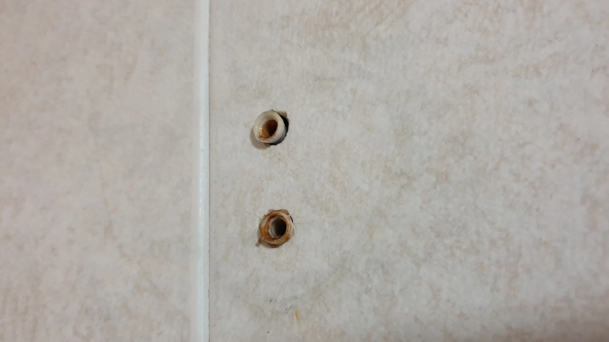 샤워헤드 고정 볼트 끼우는 곳