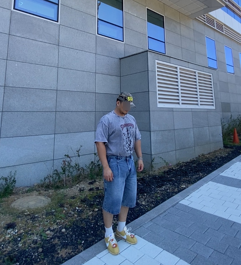 데일리룩('26. 9. 8.)블루썬플라워 SUN 카모 볼캡, 스탠다드에러 피그먼트 티셔츠, 디미트리블랙 버뮤다 데님 하프팬츠, 무신사스탠다드 양말, 나이키 코르테즈 래빗23 옐로우