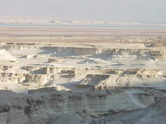 사해 인근의 황 성분이 많은 지형에서 하늘의 불과 지각 붕괴가 동시에 일어나는 소돔과 고모라 멸망을 상징적으로 표현한 장면