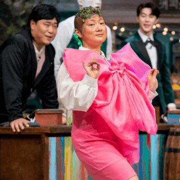 박나래가 분홍색 옷을 입고 귀엾게 서있는 모습 